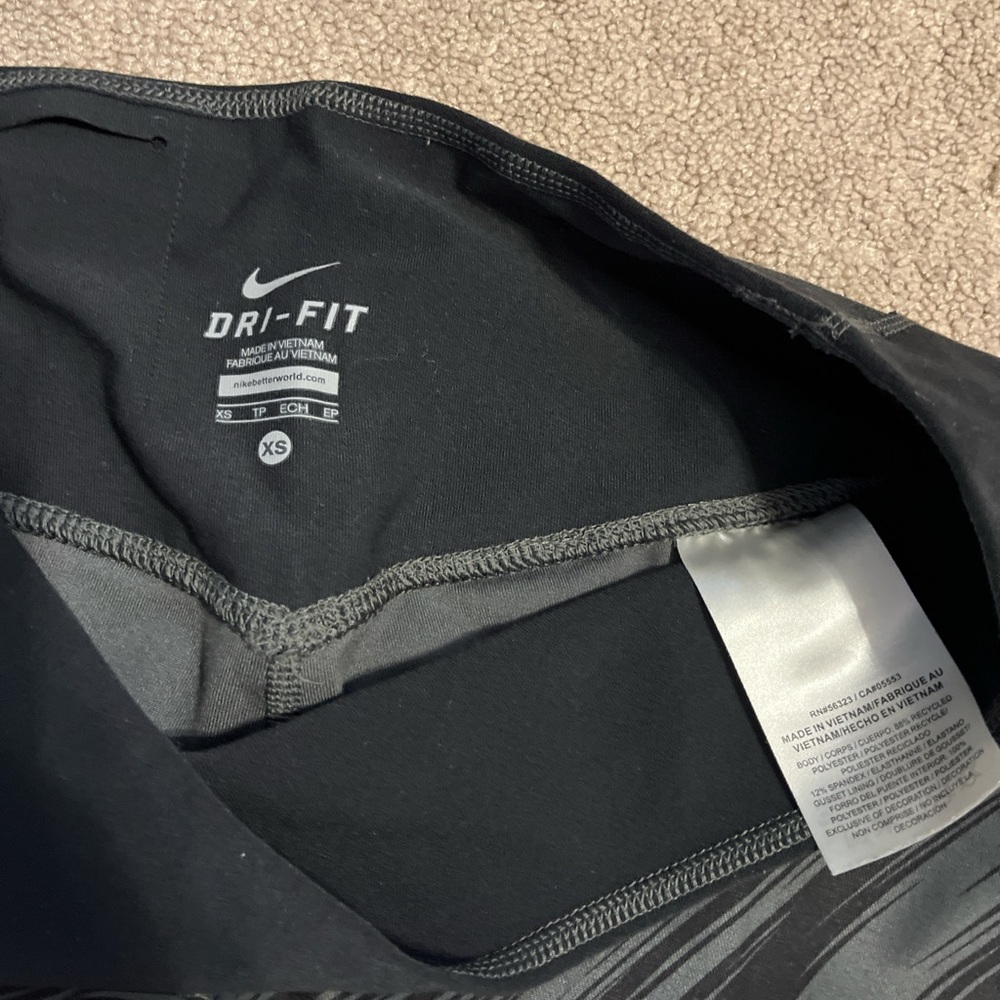 Nike Black and Gray Women's Leggings - Picture 3 of 6